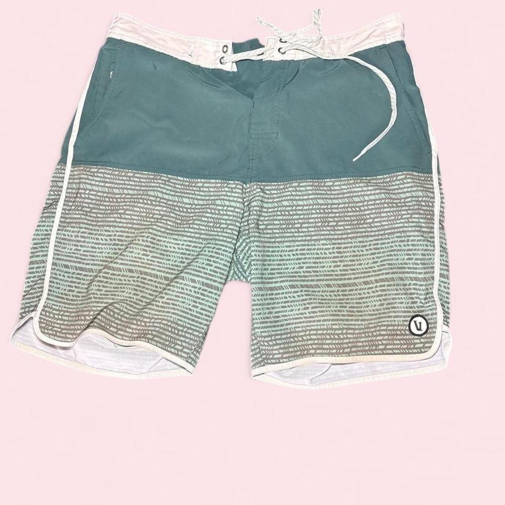 Vuori Men's Size 32 performance board shorts in green athlesuire beach summer